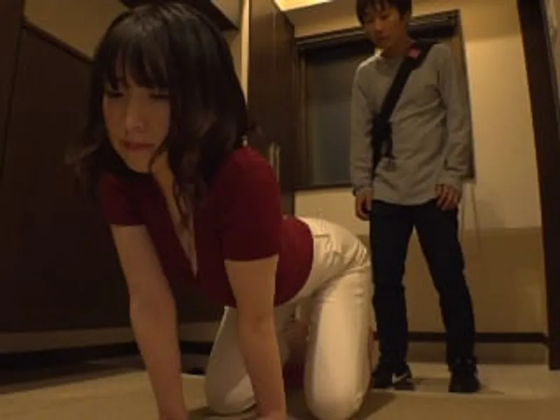 Người chồng lo làm việc, vợ ở nhà vụng trộm với cậu thanh niên phòng bên